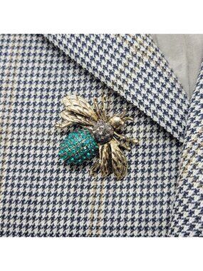 ⭐Elegant gold-toned bee brooch stunning turquoise crystal body Vintage Vibes New